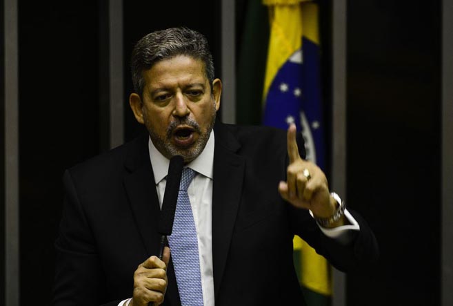 Arthur Lira foi eleito com 302 votos